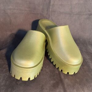 JEFFREY CAMPBELL Sz 8 Clogge Iridescent Chartreuse Chunky Sole Platform Clogs